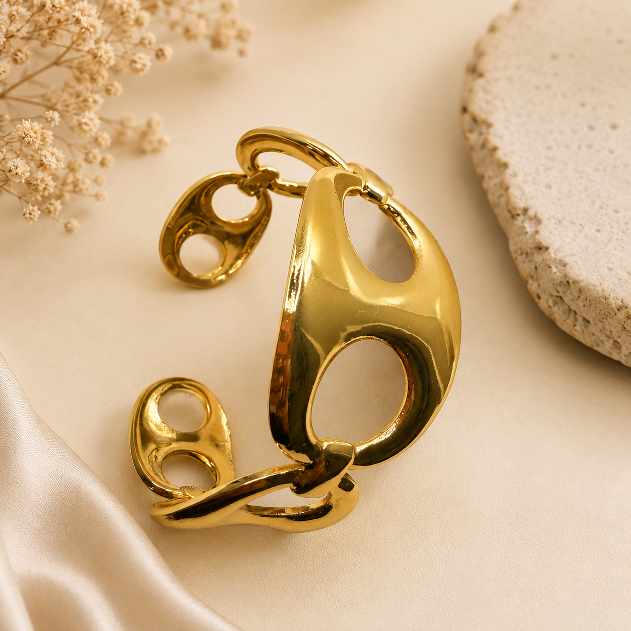 Hollow Cut-Out Hinged Bangle