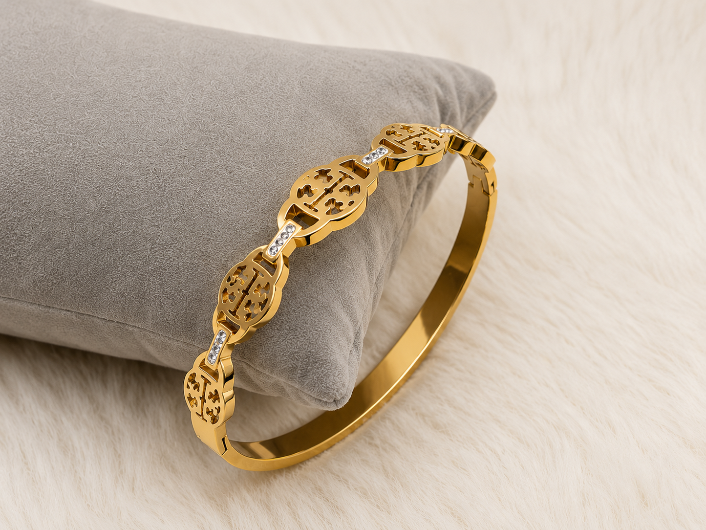 Selira Vintage Crystal Gold Bangle