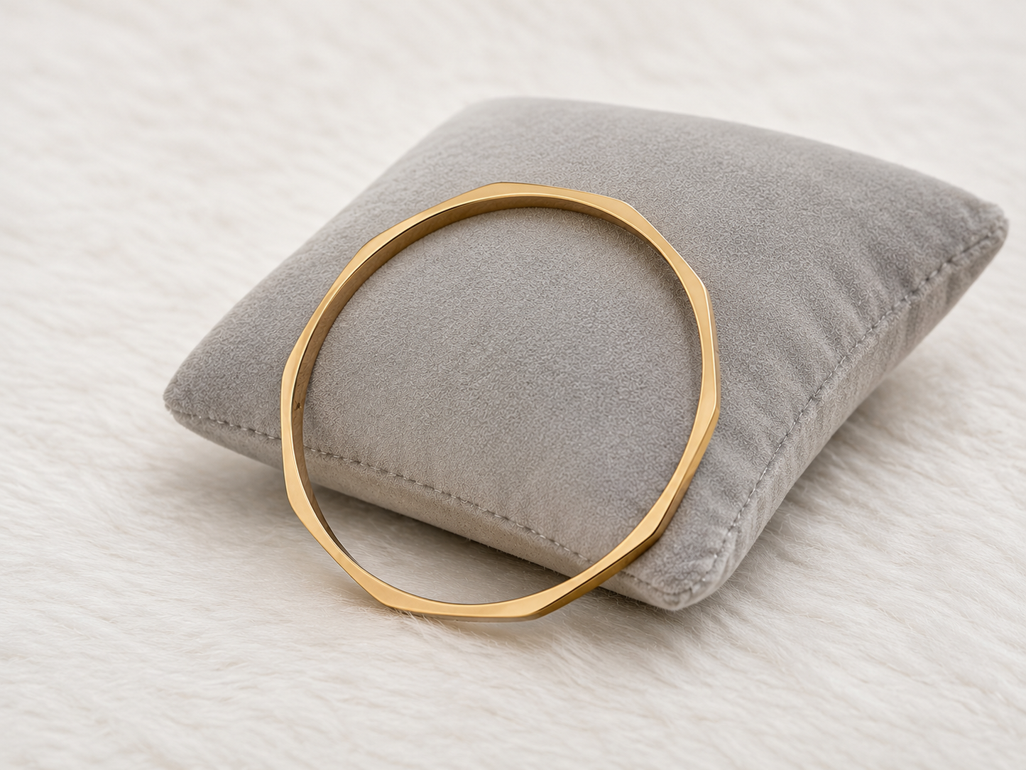 Selira Minimal Geometric Gold Bangle